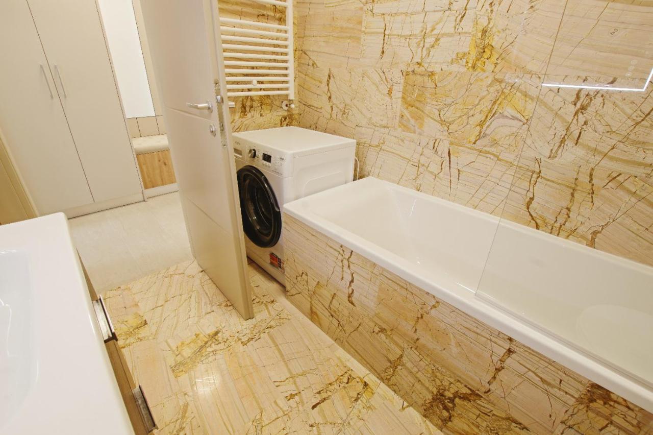 Himson-Beige Apartment Iasi Ngoại thất bức ảnh