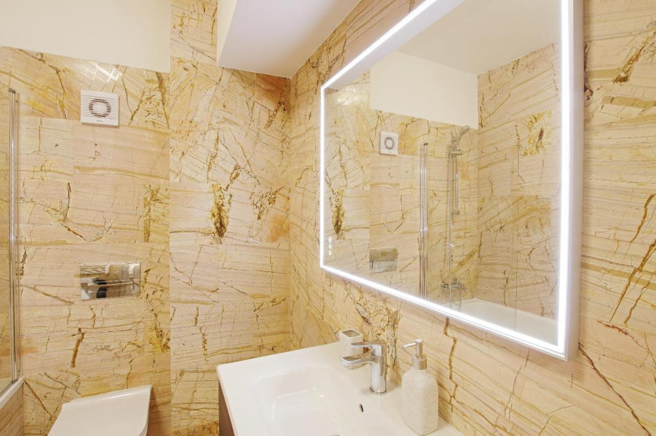 Himson-Beige Apartment Iasi Ngoại thất bức ảnh