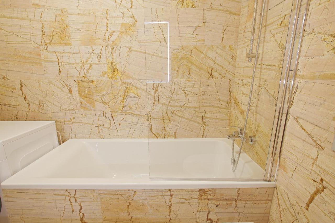 Himson-Beige Apartment Iasi Ngoại thất bức ảnh